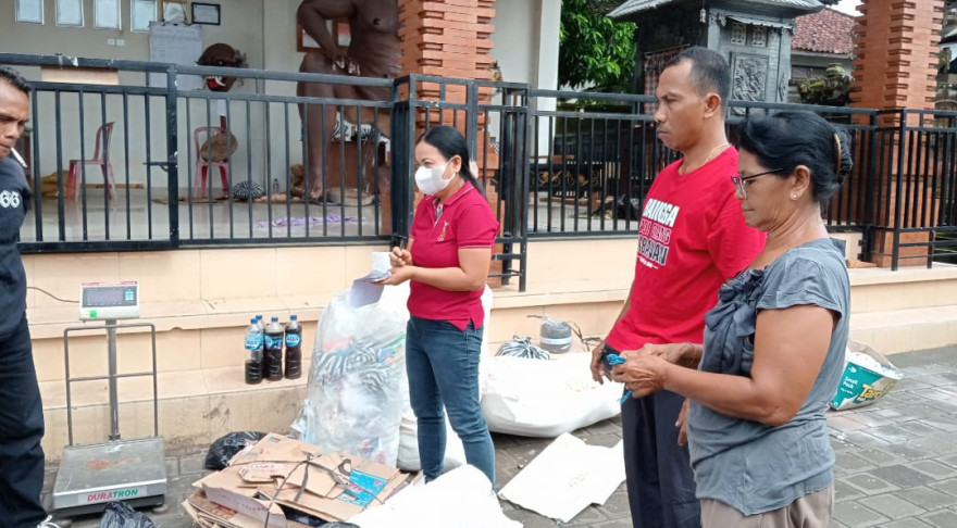 Penimbangan Sampah Pelastik di Banjar Dauh Pangkung dan Carik oleh Kader Kedas
