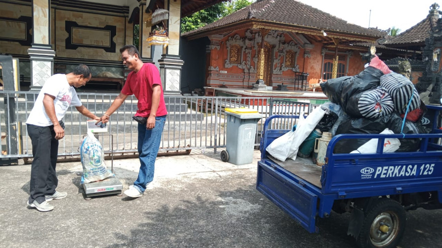 Penimbangan ssmpah Plastik di empat banjar di Desa Tista oleh Kader Kedas